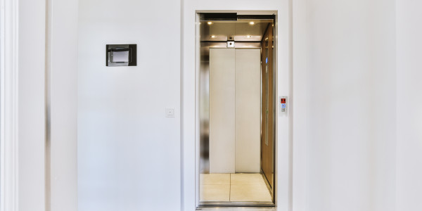 Pintar Fachadas y Patios de Luces de Comunidades Vecinos / Propietarios en Alcobendas · Esmalte de Puertas de Ascensores, Puertas de Emergencia y Portales