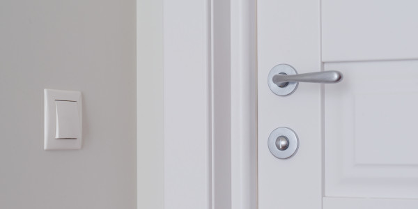 Pintar Fachadas y Patios de Luces de Comunidades Vecinos / Propietarios en Alcobendas · Pintura para Pintado de Puertas Privadas de Vecinos