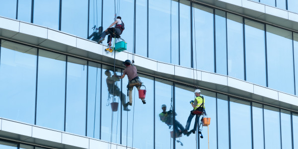Trabajos Verticales en Fachadas de Edificios / Viviendas en Alcobendas · Pintado Económico y Rápido de Fachadas